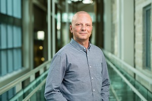 Darwyn Kobasa, chercheur à la Division des zoonoses et des agents pathogènes spéciaux du Laboratoire national de microbiologie