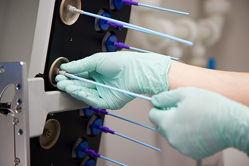 Une technicienne de laboratoire en train de préparer le matériel de génomique