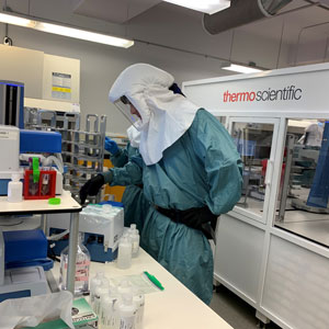 Lorsqu’il y a recrudescence de la COVID-19, les laboratoires fédéraux augmentent la capacité de dépistage du Canada