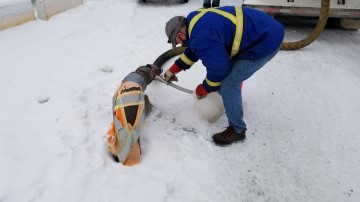 Un échantillon d'eaux usées est prélevé dans les Territoires du Nord-Ouest. Source : Justin Hazenberg