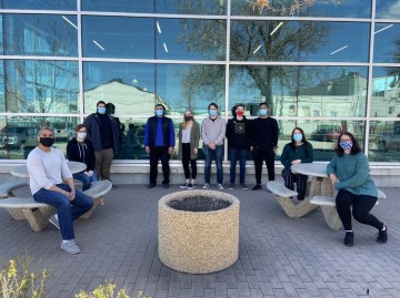 Chand Mangat, chercheur scientifique (quatrième à partir de la gauche), avec l'équipe de surveillance des eaux usées du LNM.