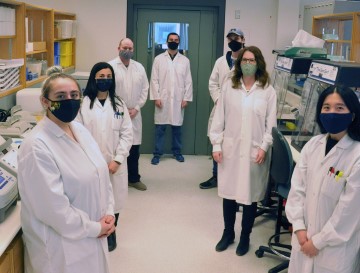 Chrystal Landgraff, chercheuse scientifique (deuxième à partir de la droite), avec quelques membres de l'équipe de métagénomique sur les eaux usées du LNM.