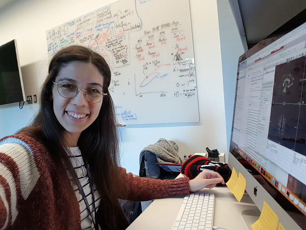 En train d’analyser des neuroimages et d’utiliser des modèles computationnels pour comprendre les interactions entre le cerveau et les comportements au laboratoire Mack.  