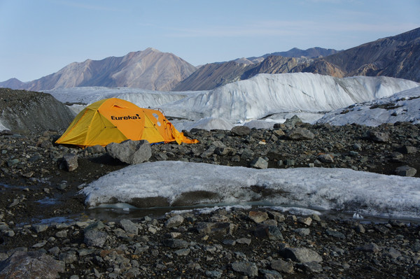 Mon chez-moi au camp du glacier de Milne dans le fjord Milne, dans le nord de l’île d’Ellesmere. À 82 degrés de latitude nord, le soleil ne se couche pas durant l’été – cette photo a été prise à une heure du matin! 