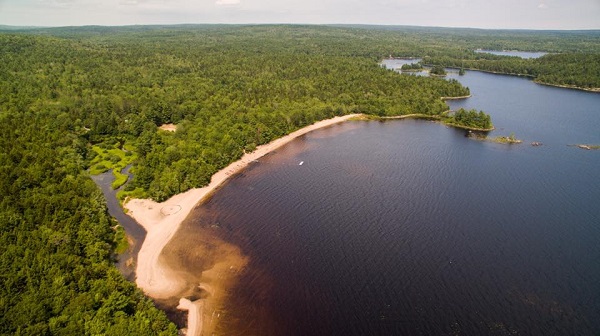 Une vue aérienne du Camp du lac Sherbrooke – Où le tout a commencé!