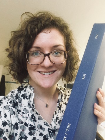 Le 29 janvier 2016. L’égoportrait que j’ai envoyé à mes parents avant de soumettre ma thèse de doctorat.