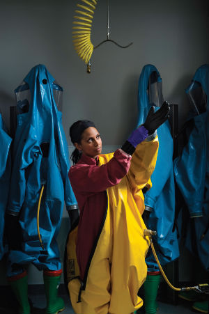 Lisa enfilant une combinaison de confinement de niveau 4 pour se préparer à entrer dans le laboratoire à haut niveau de confinement.