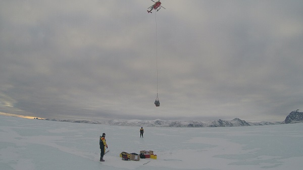 The CCGS Amundsen’s helicopter bringing an ice island research team a sling load of equipment in 2015.