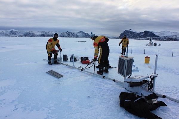 Installation d’un système stationnaire de radar pénétrant la glace pour évaluer les changements dans l’épaisseur d’une île de glace (crédit photo : Graham Clark).