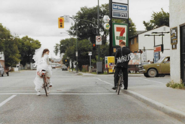  Nous nous sommes mariés alors que nous étions tous deux étudiants de cycle supérieur et que nos ressources financières étaient limitées. J’ai payé ma robe 50 $ dans un magasin d’occasion. Je ne voulais pas dépenser trop d’argent, car j’économisais pour acheter une tente de qualité.  