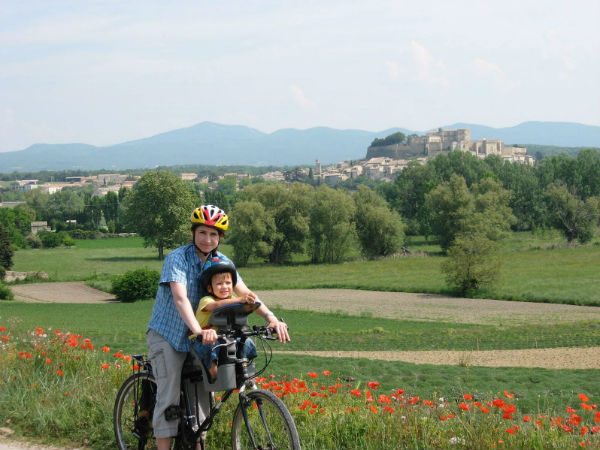 Nous avons pris notre premier congé sabbatique à Grenoble, en France. Nous avions apporté nos vélos et le porte-bébé de luxe que j’avais acheté chez Canadian Tire. C’était le premier siège pour enfant situé à l’avant que je voyais, et il avait été inventé ici, à Ottawa. J’ai regretté de n’en avoir acheté qu’un seul puisqu’énormément de gens m’ont arrêtée pour me demander où ils pouvaient en acheter un. J’aurais pu en vendre des centaines!