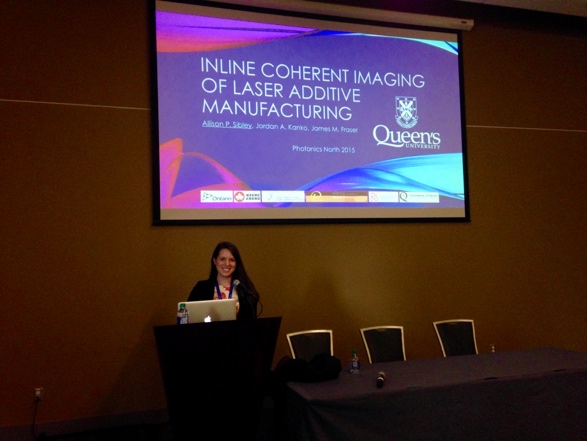 Je faisais semblant d’être beaucoup moins stressée que je ne l’étais vraiment lors de la présentation des résultats de certains de mes premiers travaux de maîtrise à Photonics North 2015, à Ottawa