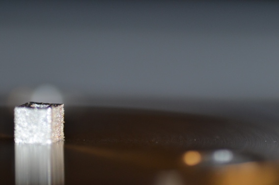  La photo très artistique que j’ai prise (accidentellement) de la première chose construite avec notre imprimante 3D faite maison