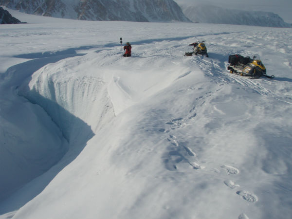 Installation d’un appareil pour prises de vues à intervalle afin de suivre l’évolution d’un moulin sur le glacier Belcher (mai 2012).
