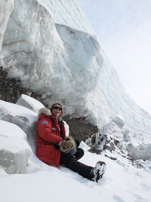 Gabrielle profitant du soleil durant une pause sur la calotte glaciaire de Devon (mai 2011)