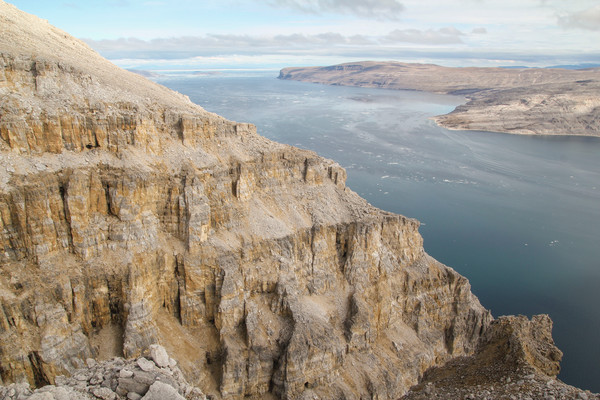 La Formation d'Angmaat datant d'environ un milliard d'années, exposée le long de la côte de la partie nord de l'île de Baffin, constitue une archive d'information essentielle dans laquelle sont inscrits non seulement une diversification ancienne des eucaryotes et des changements des caractéristiques chimiques de l'océan, mais également l'évolution tectonique du nord du Canada couvrant à la fois la formation et la dislocation du supercontinent appelé Rodinia.    