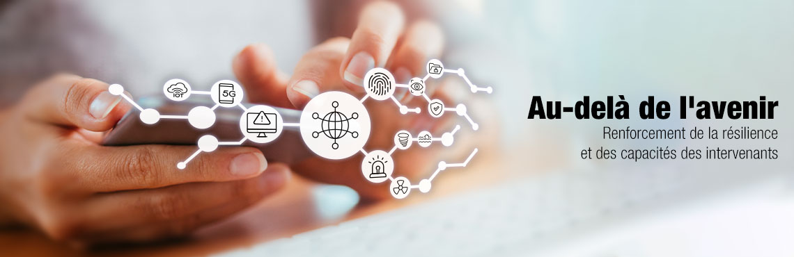 Une main tenant un téléphone portable et des icônes technologique dans des cercles blancs reliés par des lignes blanches. Le texte se lit comme suit : « Au-delà de l’avenir Renforcement de la résilience et des capacités des intervenants ».